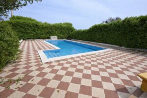 Rond het zwembad in Puglia