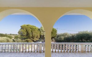 uitzicht vanaf de veranda van villa-boerderij die te koop is