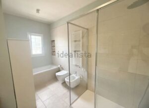 Dit huis staat te koop in Ostuni en heeft deze mooie lichte badkamer