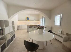 Ruime lichte ruimtes in deze te koop staande trulli in Ostuni