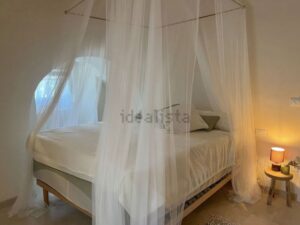 slaapkamer met hemelbed villa te koop Ostuni Puglia