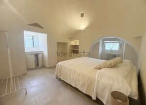 Mooie ruime slaapkamer in dit te koop staande huis met trulli in Ostuni