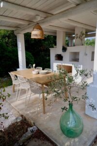 Buitenkeuken met pizza oven van trullo en lamia te koop in Puglia
