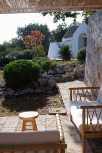 Puglia trullo en lamia te koop in prachtige tuin
