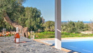 Zwembad en zeezicht villa te koop Puglia