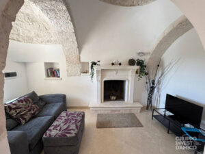 Schitterende plafonds en haard in deze villa die te koop is in Ostuni