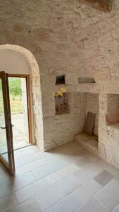 ingang woonkamer trullo te koop in Puglia