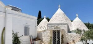 Bij Ostuni te koop trulli en lamia's