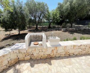 Trulli te koop Ostuni de BBQ en de tuin