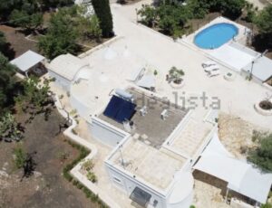 Trulli en lamia's te koop met zwembad