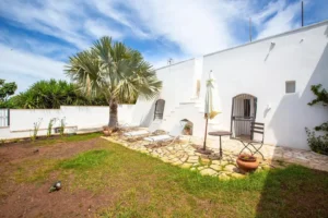 Witte villa met palm te koop aan Zee Puglia