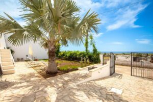 De zee voor je deur bij deze villa te koop in Puglia