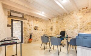 Ook stenen muren binnen en balkenplafond in dit mooie huis dat te koop staat in Puglia