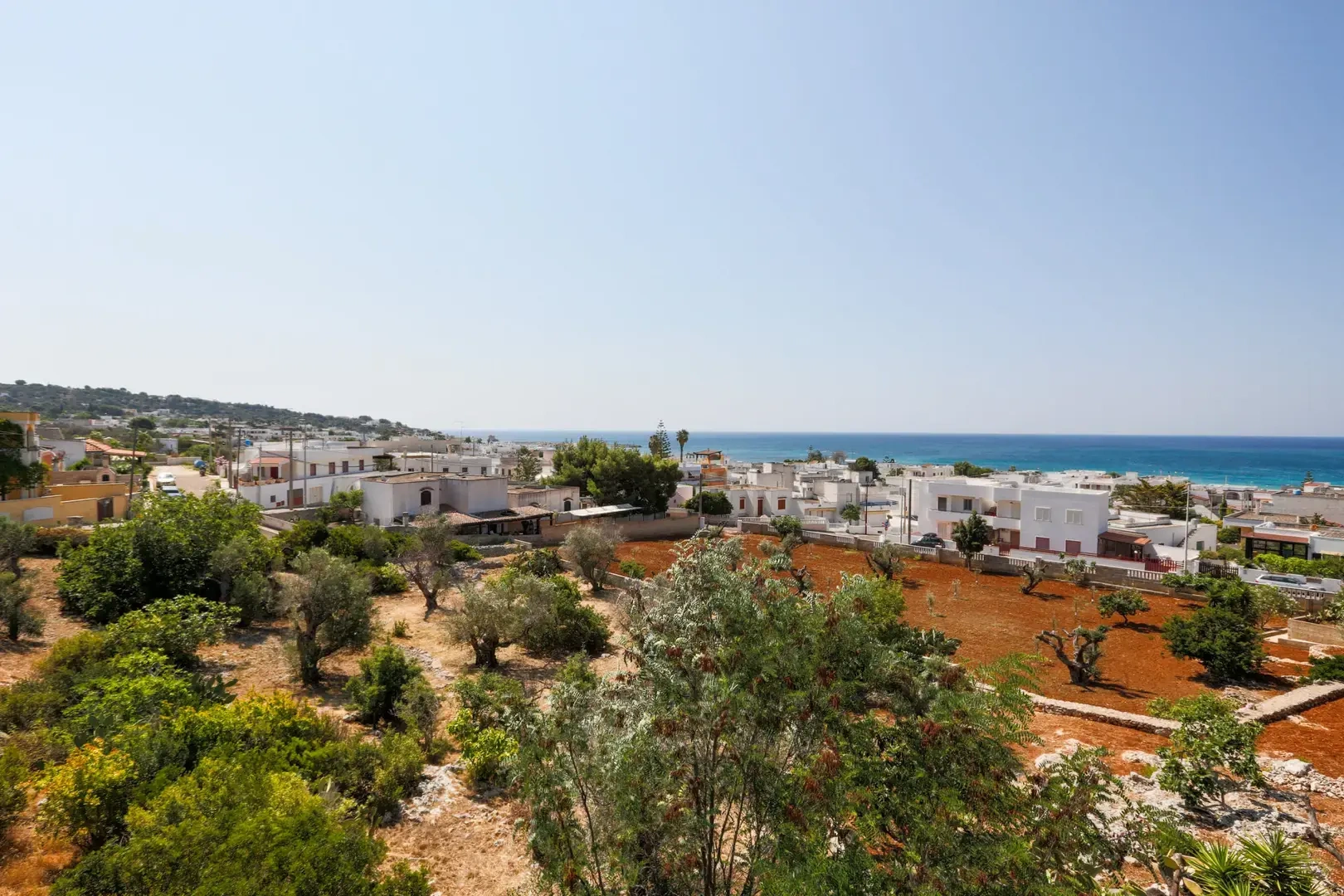 De omgeving van de villa's die te koop staan en de zee. Puglia, het meer zuidelijke deel