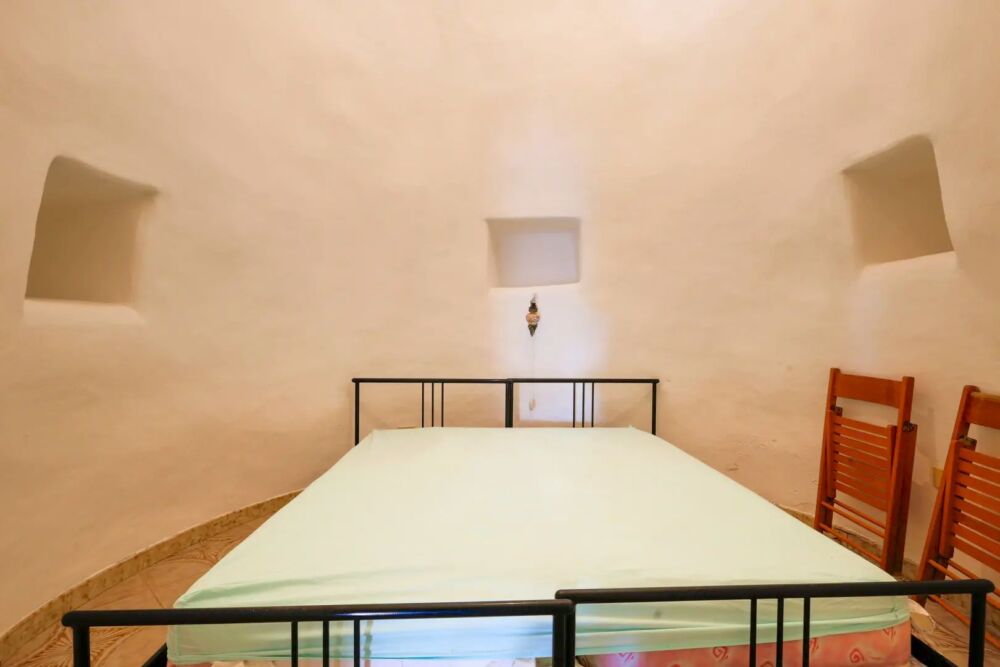 Een bed in de te koop staande villas in Puglia