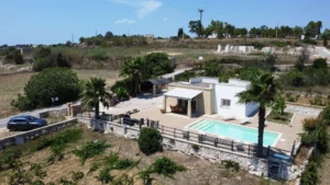 Aan de kust in Puglia 2 Pajara trulli te koop met wijngaard