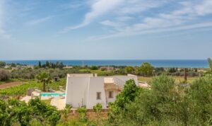 Villa met uitzicht op zee en zwembad te koop