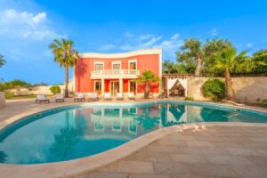 Zwembad en villa te koop in Puglia Poligano
