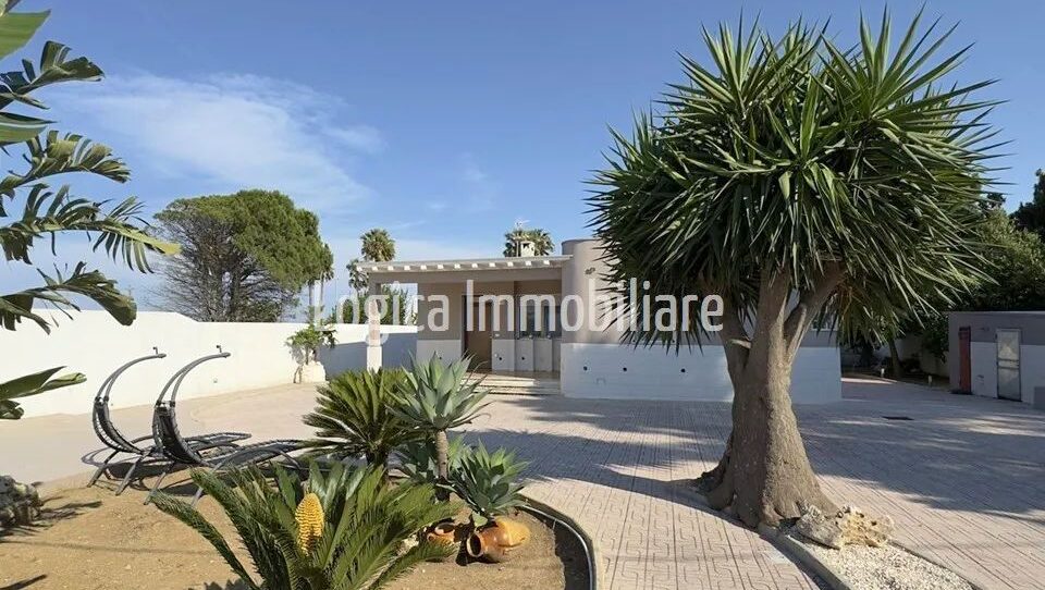 Huis nr. 70 te koop in Puglia Villa aan de kust
