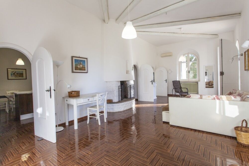 Fraaie villa te koop iin Puglia woonkamer met open haard