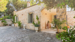 Niet ver van Monopoli aan de kust grote villa te koop in Puglia