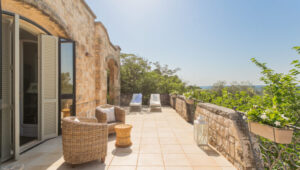 In de heuvels van de Selva in Puglia stenen villa te koop