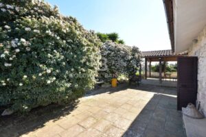achter de villa die te koop is in Puglia