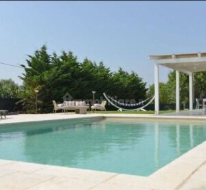 Heerlijke dagen aan het zwembad bij deze te koop zijnde villa in Puglia