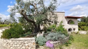 Zijkant te koop staande villa Puglia