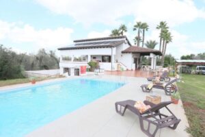 De villa en het zwembad te koop in Puglia