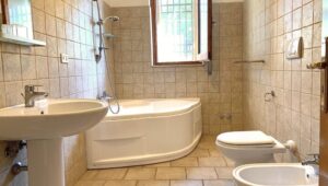 Badkamer in te koop staande villa met zwembad in Puglia