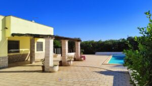 Villa met zwembad en zeezicht te koop in Puglia