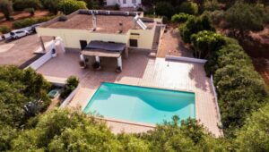Villa met zwembad te koop Carovigno van boven gezien