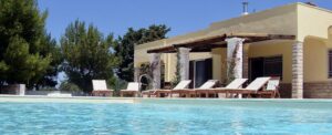 Villa met extra groot zwembad te koop in Puglia met zeezicht