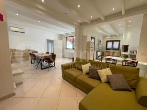 woon- eetkamer villa te koop Puglia