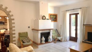 Woonkamer van villa met zwembad te koop in Carovigno